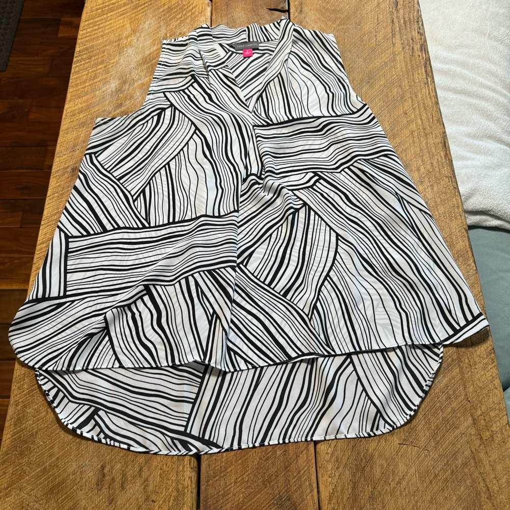 Vince Camuto unique black and white print sleeveless v-neck blouse, Size Small